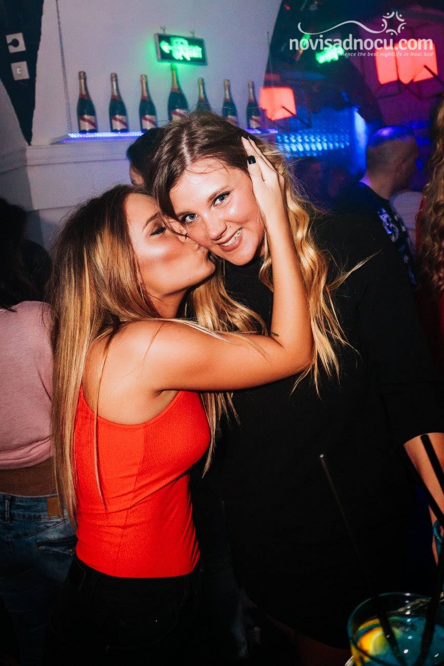 Muzej - devojke - 15