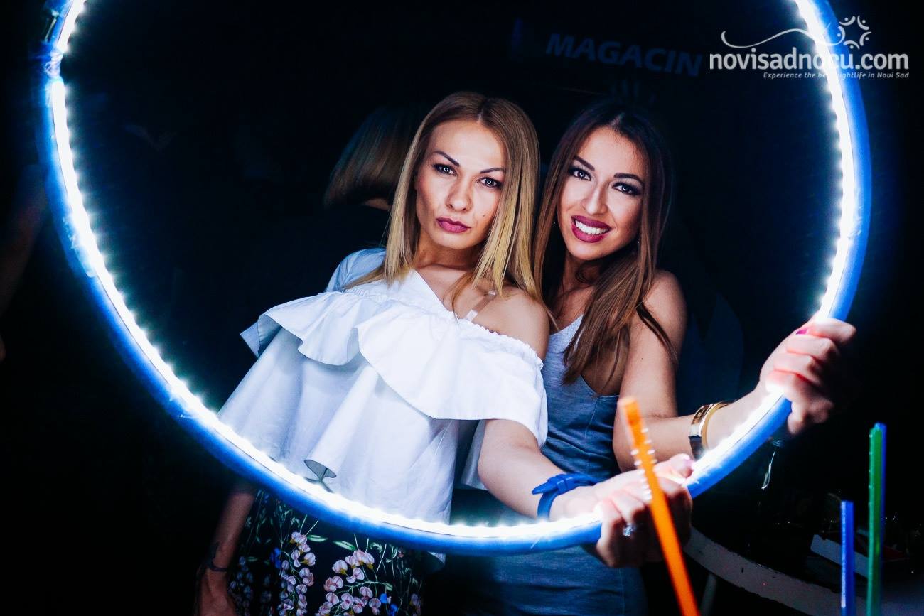 Muzej - devojke - 17