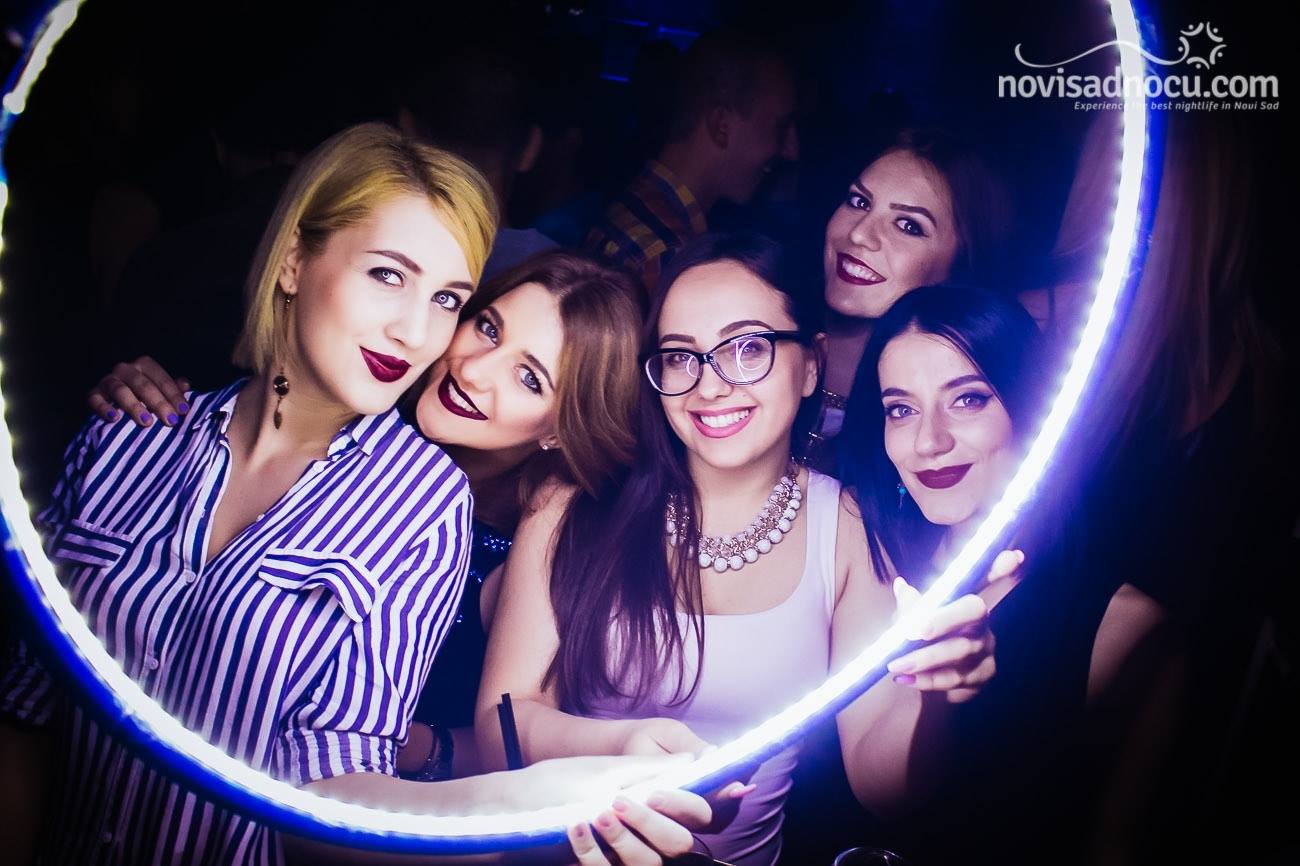 Muzej - devojke - 18