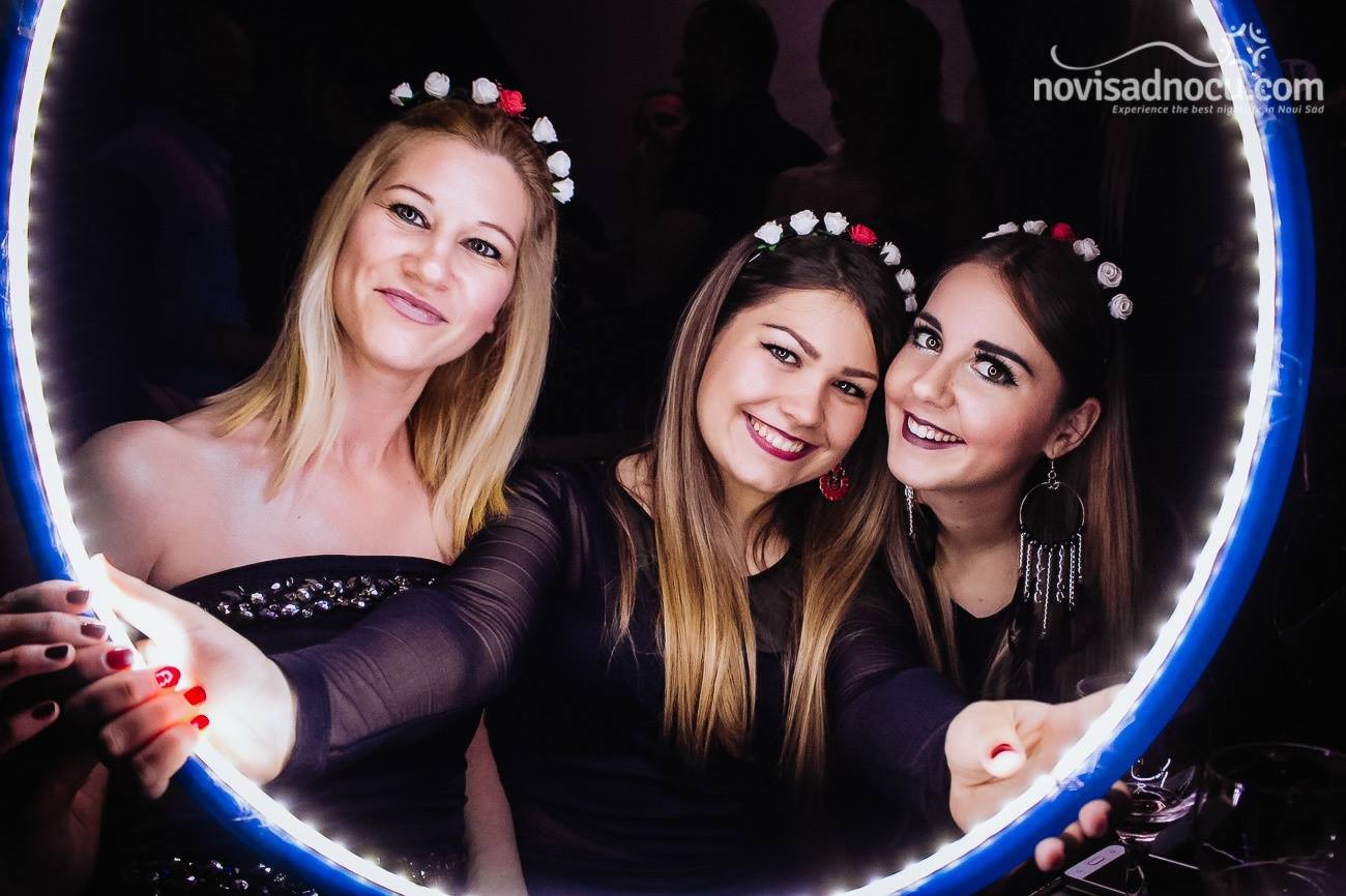 Muzej - devojke - 18